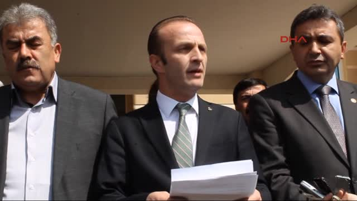 Seçime İtiraz Eden MHP\'liler Adliye Önünde Eylem Yaptı