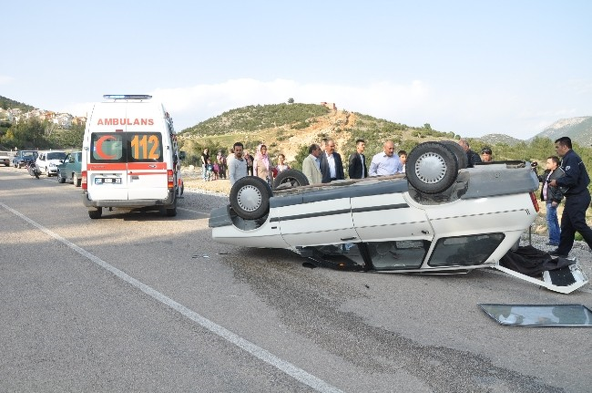 Takla Atan Otomobilden Burunları Kanamadan Çıktılar