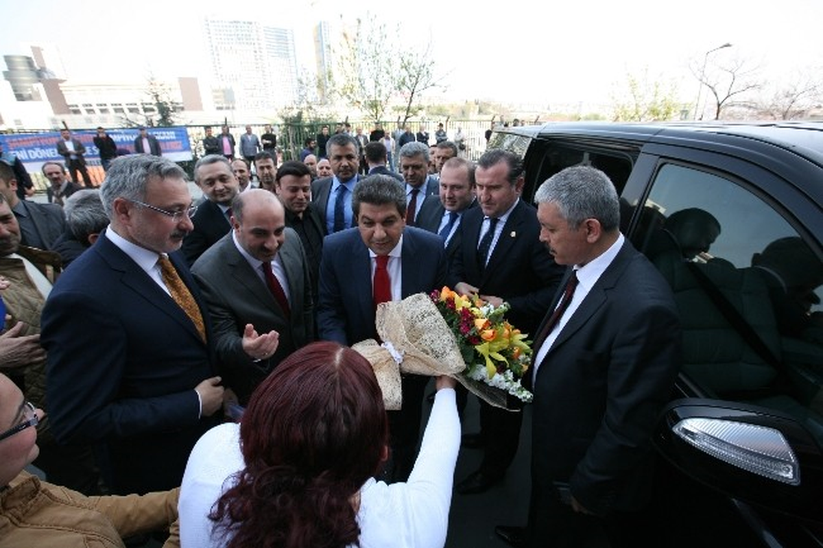 Tevfik Göksu Mazbatasını Aldı, Personeli Tarafından Alkışlarla Karşılandı