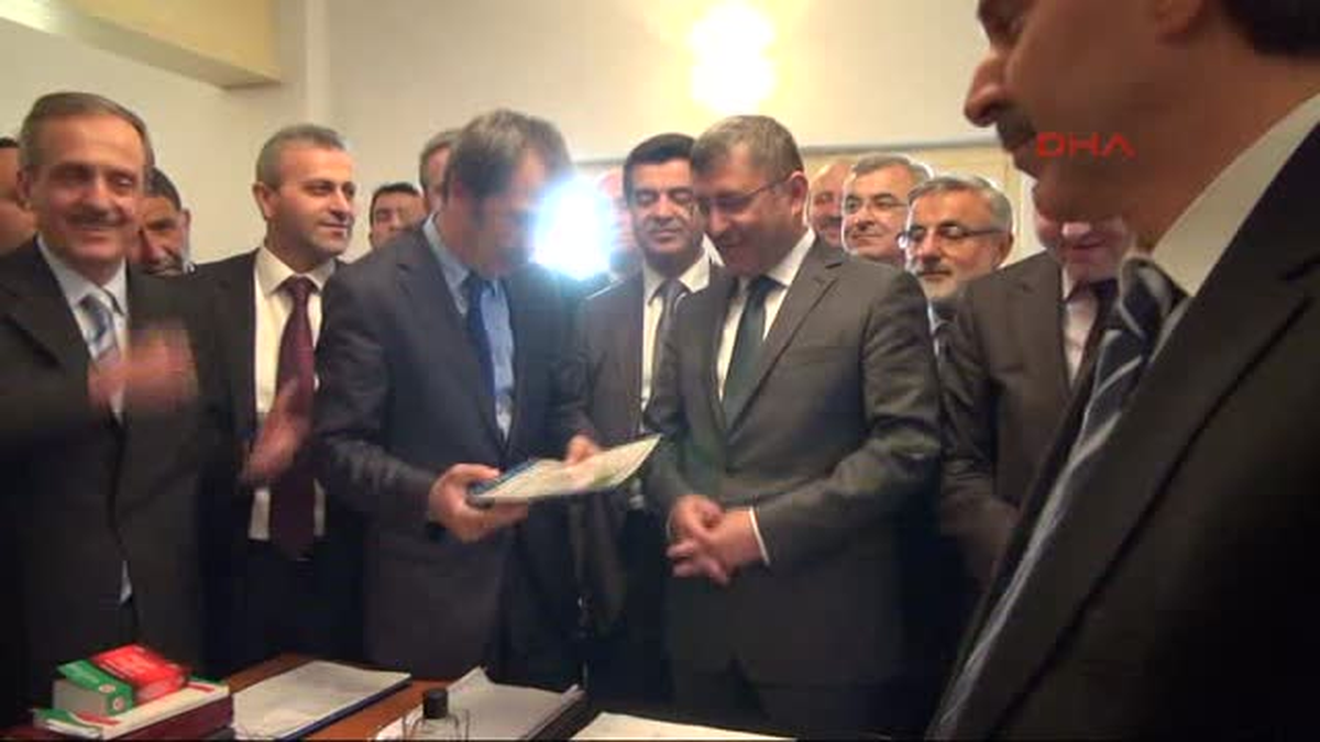 Üsküdar\'da Hilmi Türkmen Mazbatasını Aldı