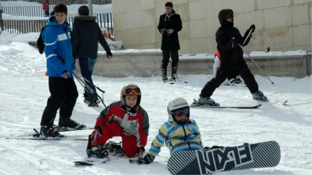 Palandöken\'de Nisan Ayında Kayak Keyfi