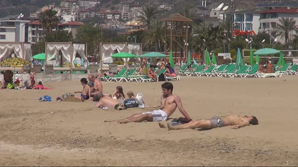 Alanya\'da Turistler Plajın Tadını Çıkardı