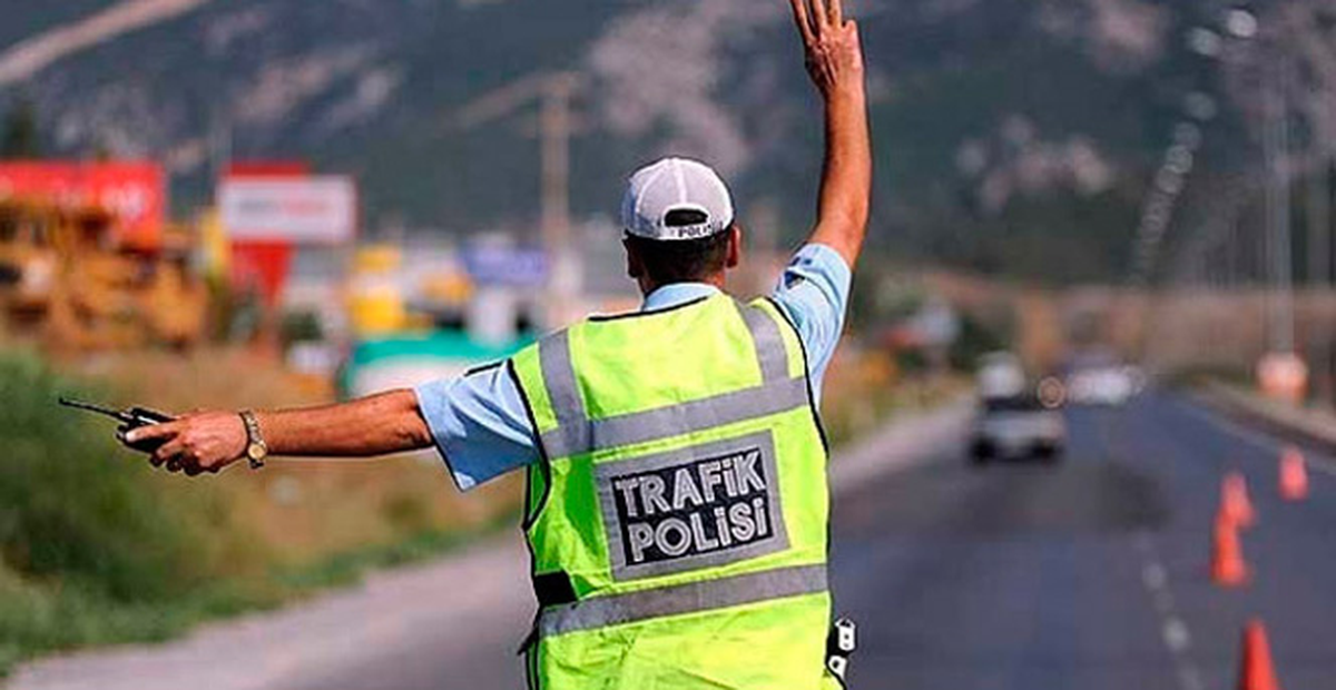 Alkollü Sürücüye Okul Önünde Pankartla Durma Cezası
