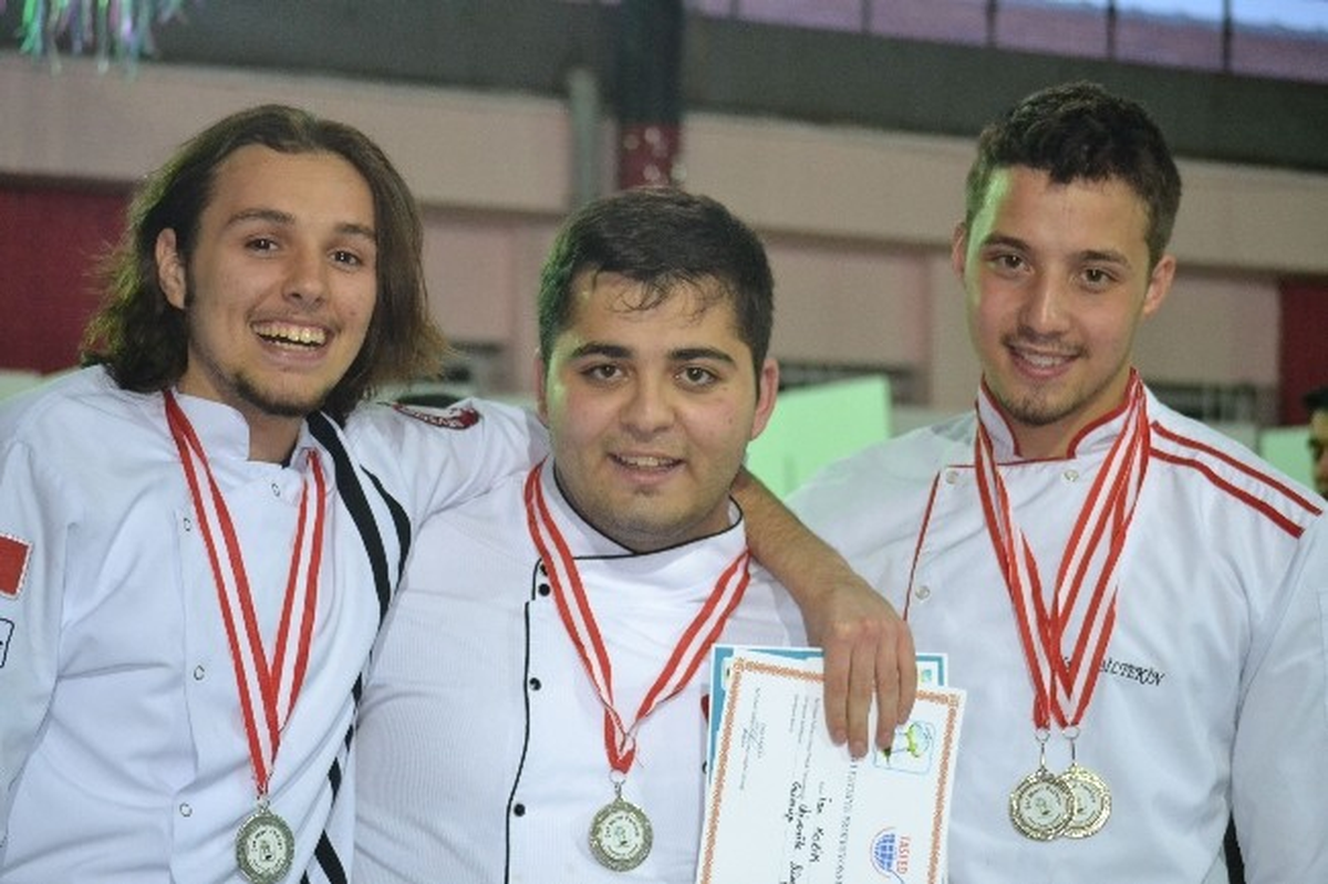 Aşçılık Programı Öğrencilerinden 1 Altın, 4 Gümüş Madalya