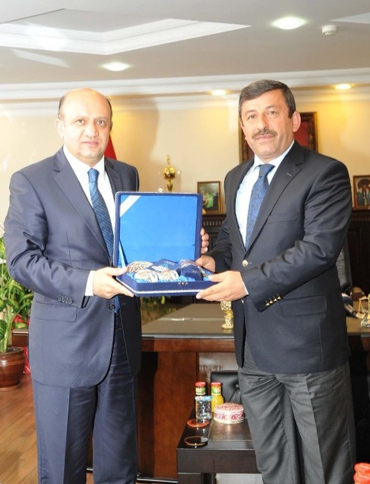Bakan Fikri Işık Şükrü Karabacak\'ı Tebrik Etti