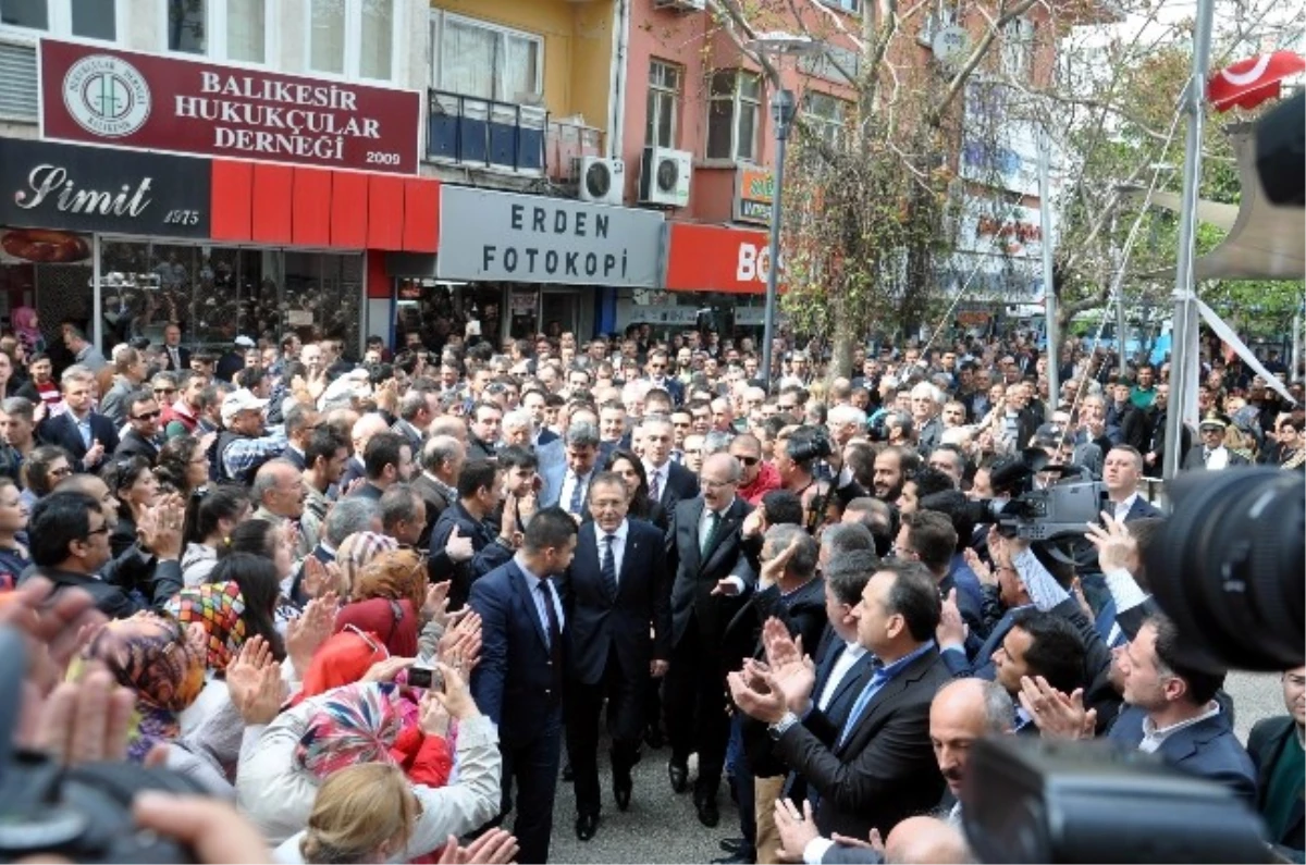 Balıkesir\'de AK Partililer MHP\'li Başkandan Makamı Devraldı