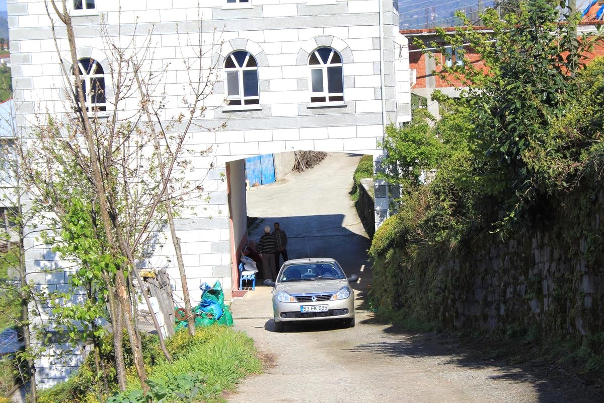 Caminin Altından Yol Geçiyor