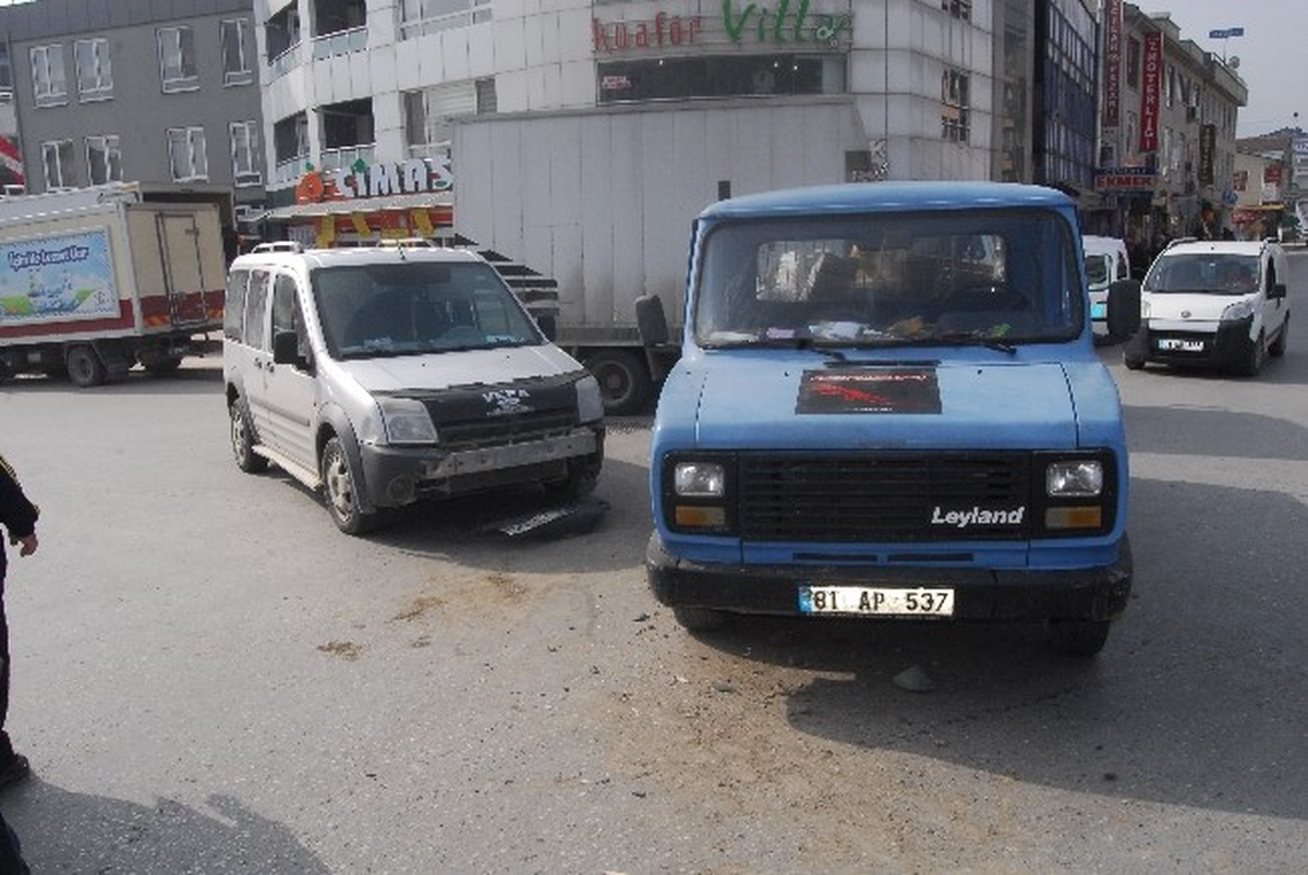 Düzce\'de Kaza: 2 Yaralı
