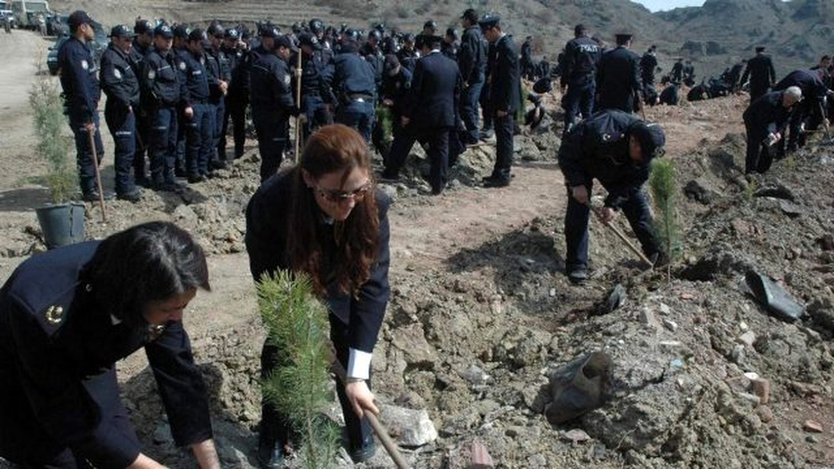 Silifke\'de Polisler Öğrencilerle Fidan Dikti