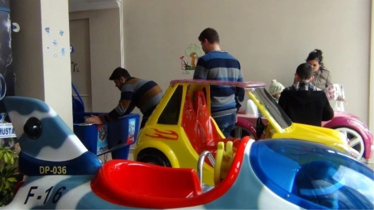 Erciş\'te Kapalı Çocuk Oyun Alanı Hizmete Açıldı