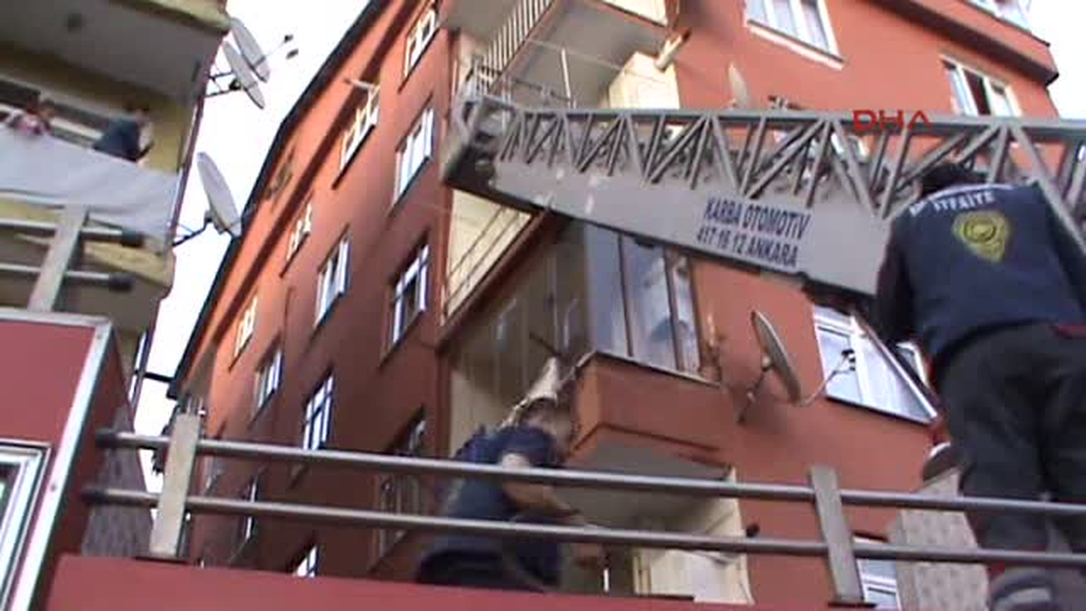 Evde Mahsur Kaldığını İddia Eden Kadını İtfaiye Kurtardı