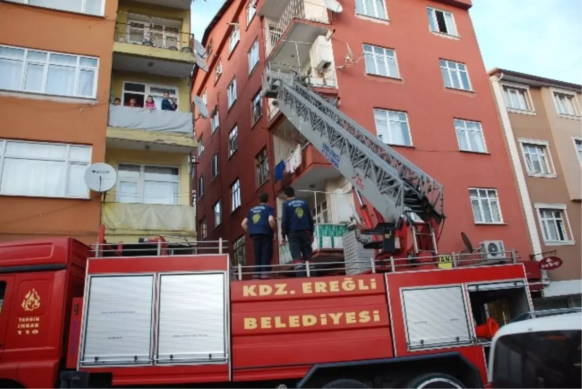 Evde Yalnız Kalan Yaşlı Kadını İtfaiye Kurtardı