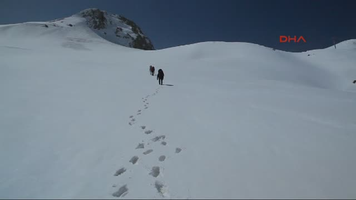 Hakkari\'de 2 Bin 600 Rakımda Yamaç Paraşütü
