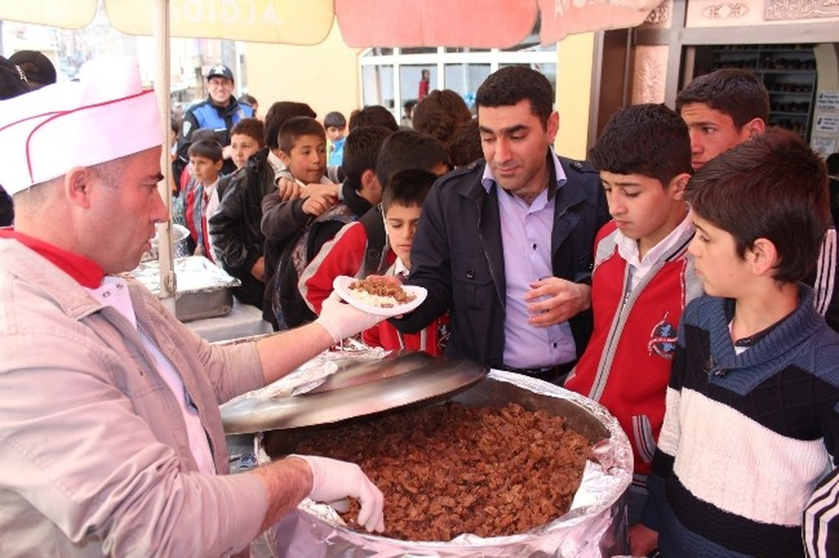 Hakkari Emniyet Müdürlüğünden 3 Bin Kişiye Yemek