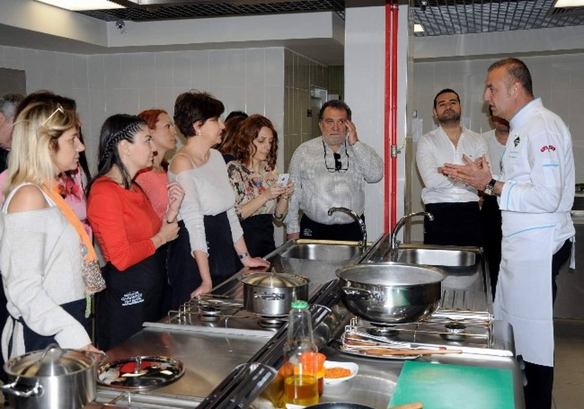 İzmirli Akademisyen ve Gazeteciler Gaziantep Yemeklerini Öğrendi