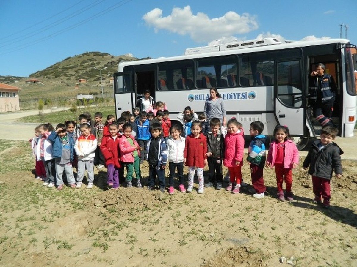 Kula\'da Minik Eller Ağaç Dikti