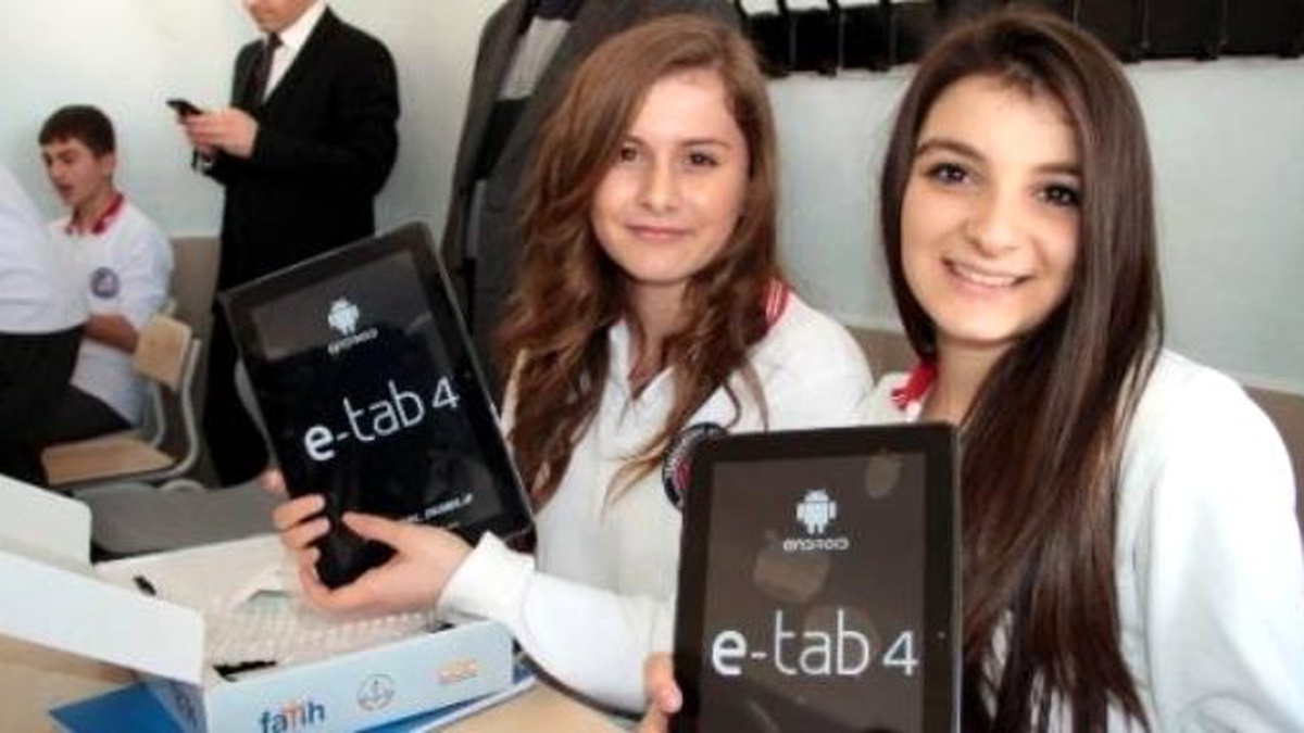 Lüleburgaz\'da Öğretmen ve Öğrencilere Tablet Bilgisayar Dağıtıldı