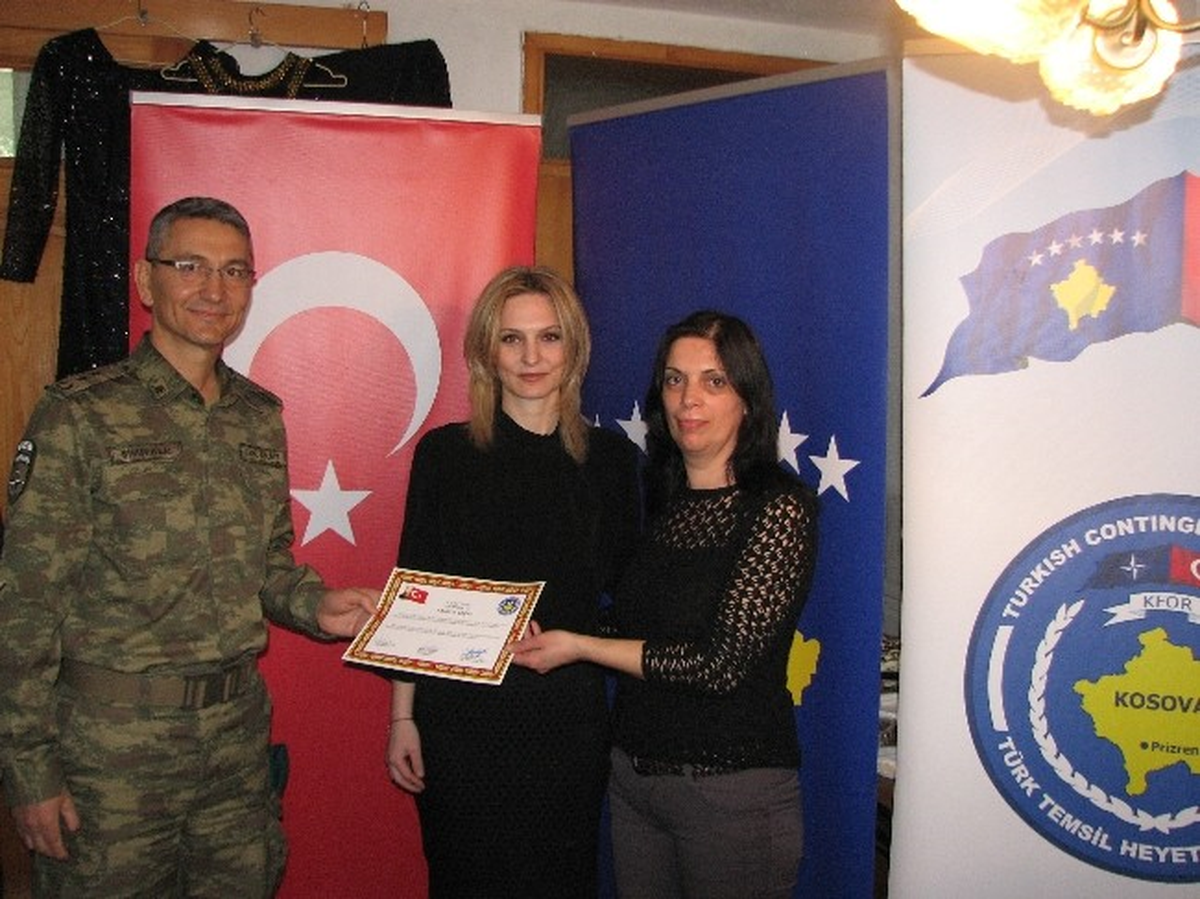 Mehmetçik\'ten Kosova\'da Verdiği Dil ve Meslek Edindirme Kursu Sona Erdi