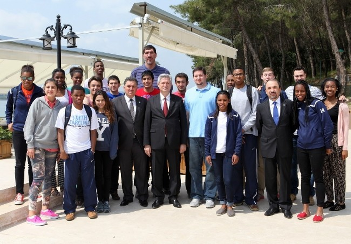 Nba Yıldızı Muresan ve ABD\'li Öğrencilerden Çü\'ye Ziyaret