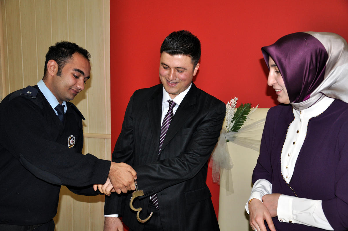 Nikahı Kıyılan Çifte Arkadaşları Kelepçe Taktı