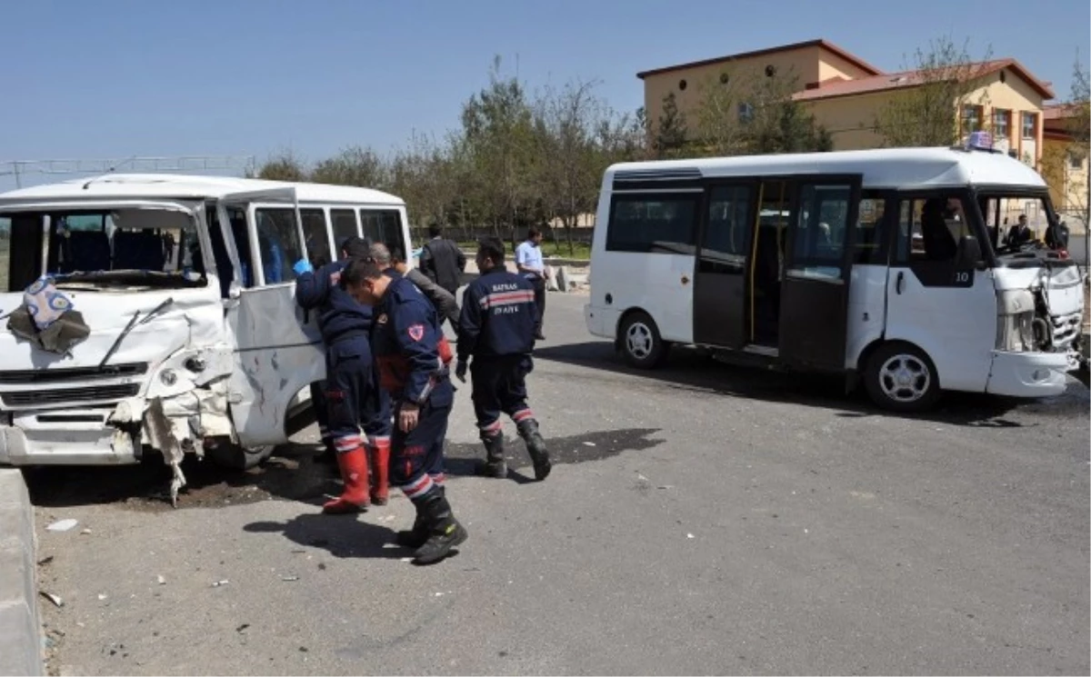 Batman\'da Öğrenci Taşıyan Köy Minibüsü Kaza Yaptı: 11 Yaralı