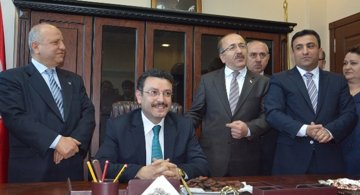 Ortahisar\'ın İlk Başkanı Koltuğuna Oturdu