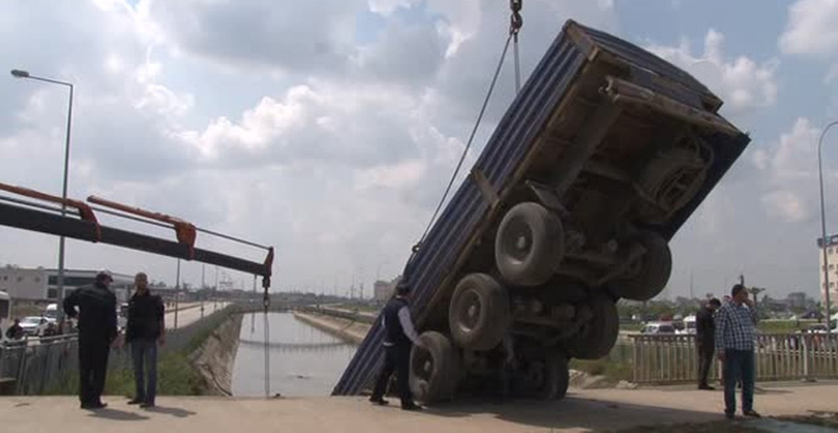 Otobüsle Çarpışan TIR Devrildi: 1 Yaralı