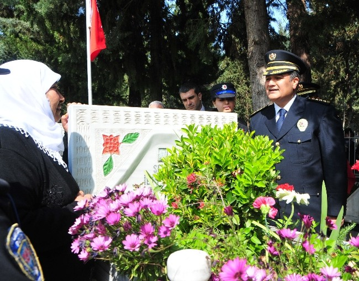 Adana\'da Polis Haftasında Şehitler Unutulmadı