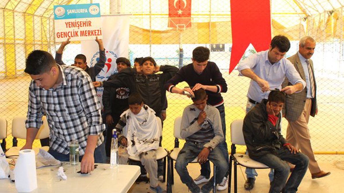 Suriyeli Çocuklara Ücretsiz Saç Kesimi