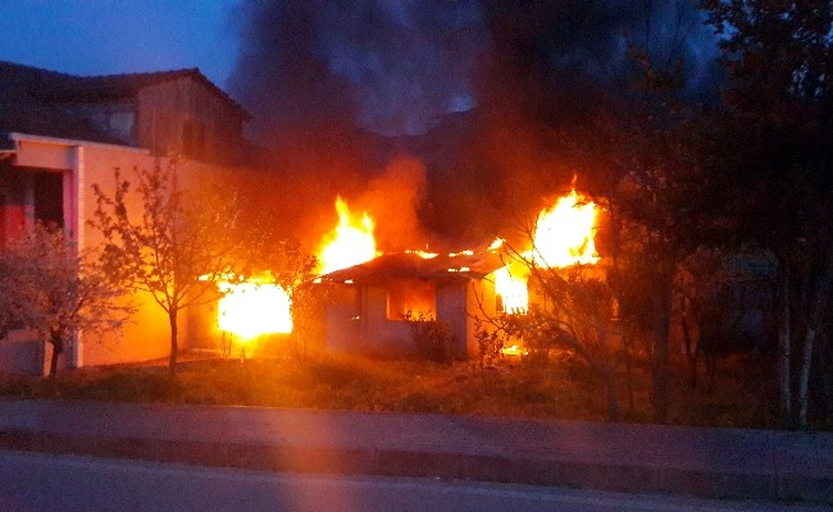 İzmit\'te Tek Katlı Ev Alev Alev Yandı