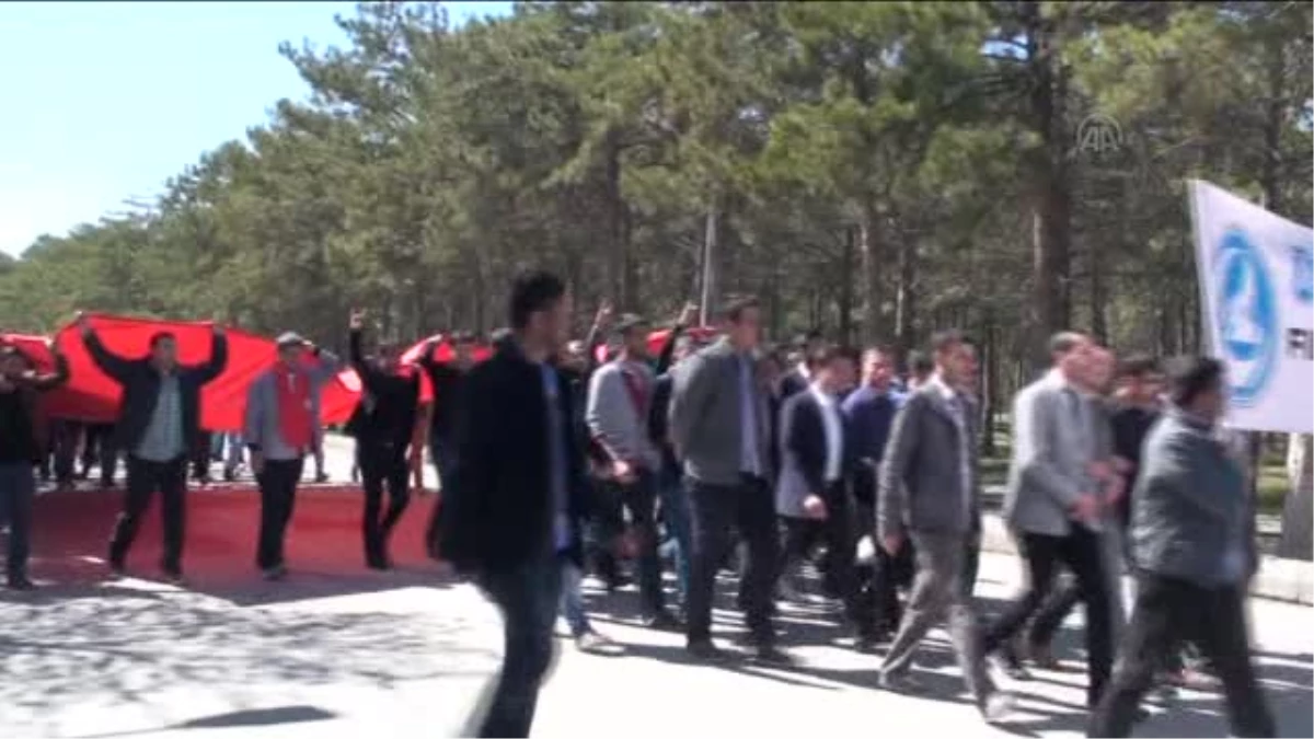 Elazığ\'da Üniversitelilerden Türkeş Yürüyüşü