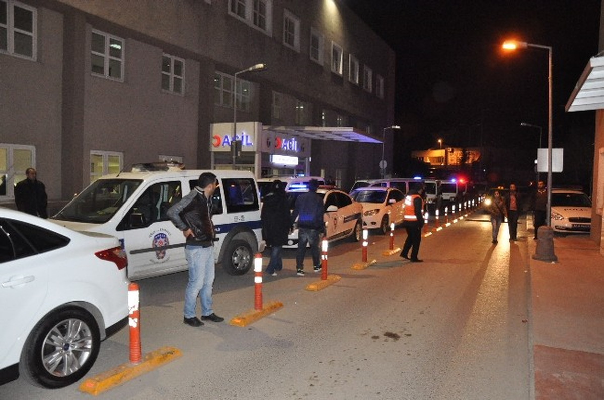 Ümraniye\'de Otomobilin Çarptığı Polis Ağır Yaralandı