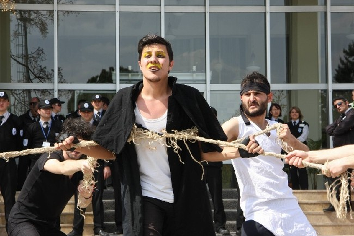 Üniversite Öğrencileri Kendilerini İple Bağladı
