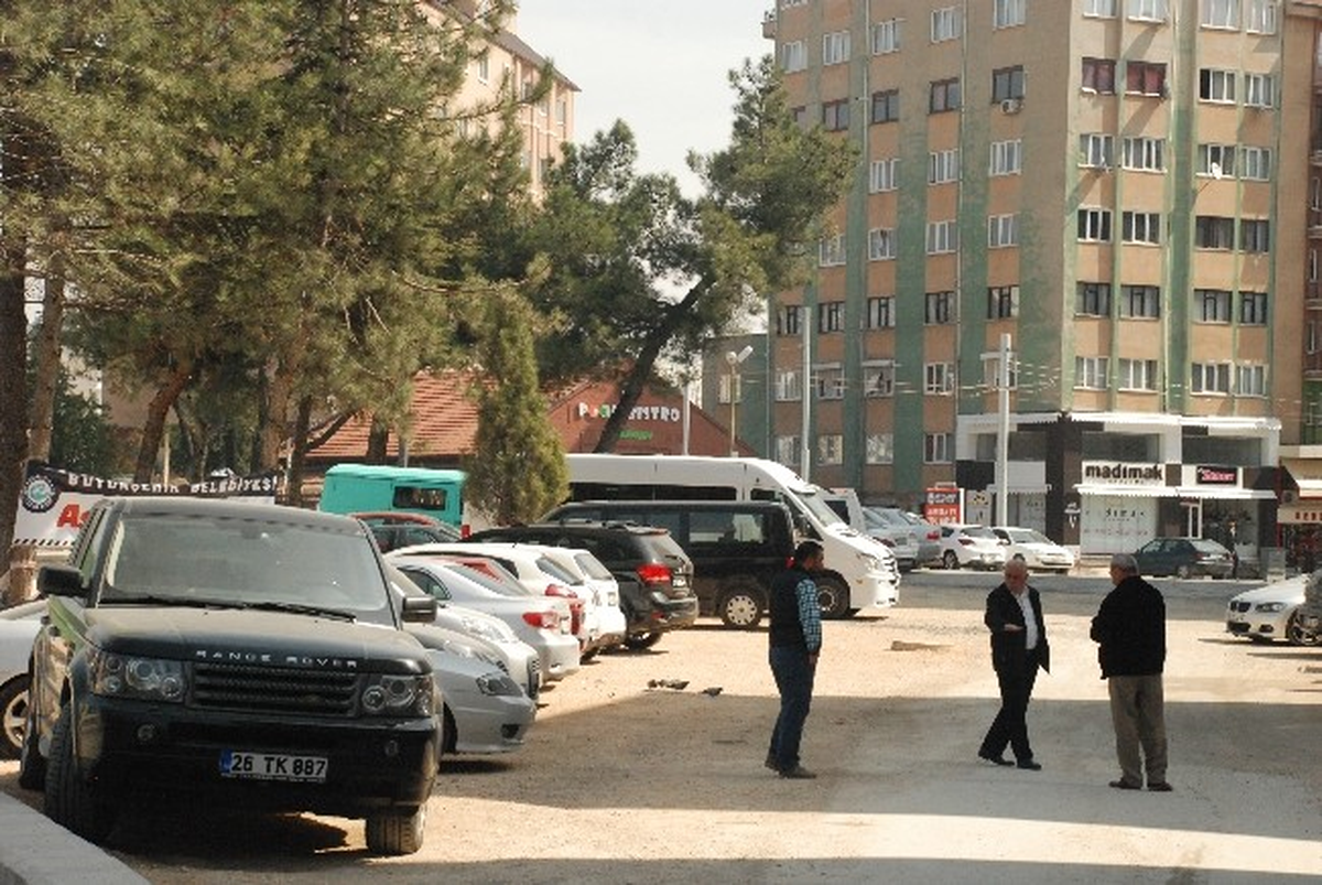 Yeni Meydan Tamamlanmadan Araç ve Yaya Trafiğine Açılması Tehlikeye Davetiye Çıkartıyor