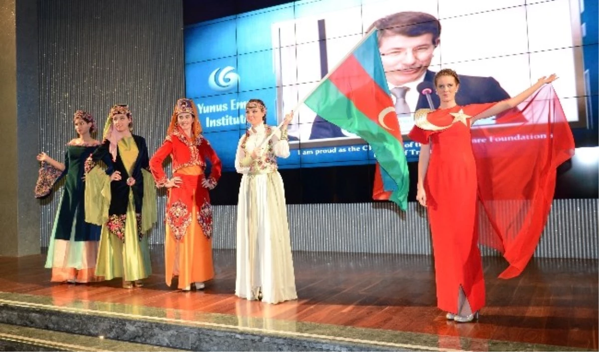Azerbaycan\'da Düzenlenen Osmanlı Kıyafetleri Defilesi İzleyenleri Büyüledi