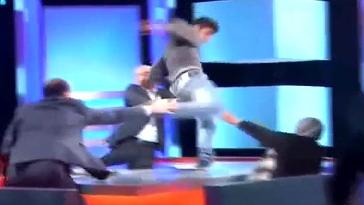 Canlı Yayında Annesine Tekme Attı!