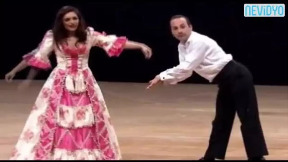 Ezgi Mola\'nın Göğüs Dekoltesi Olay Oldu