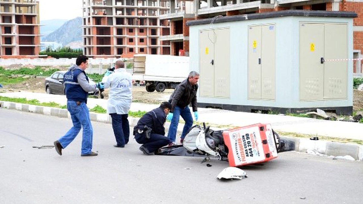 Kamyonete Çarpan Motosikletin Sürücüsü Öldü