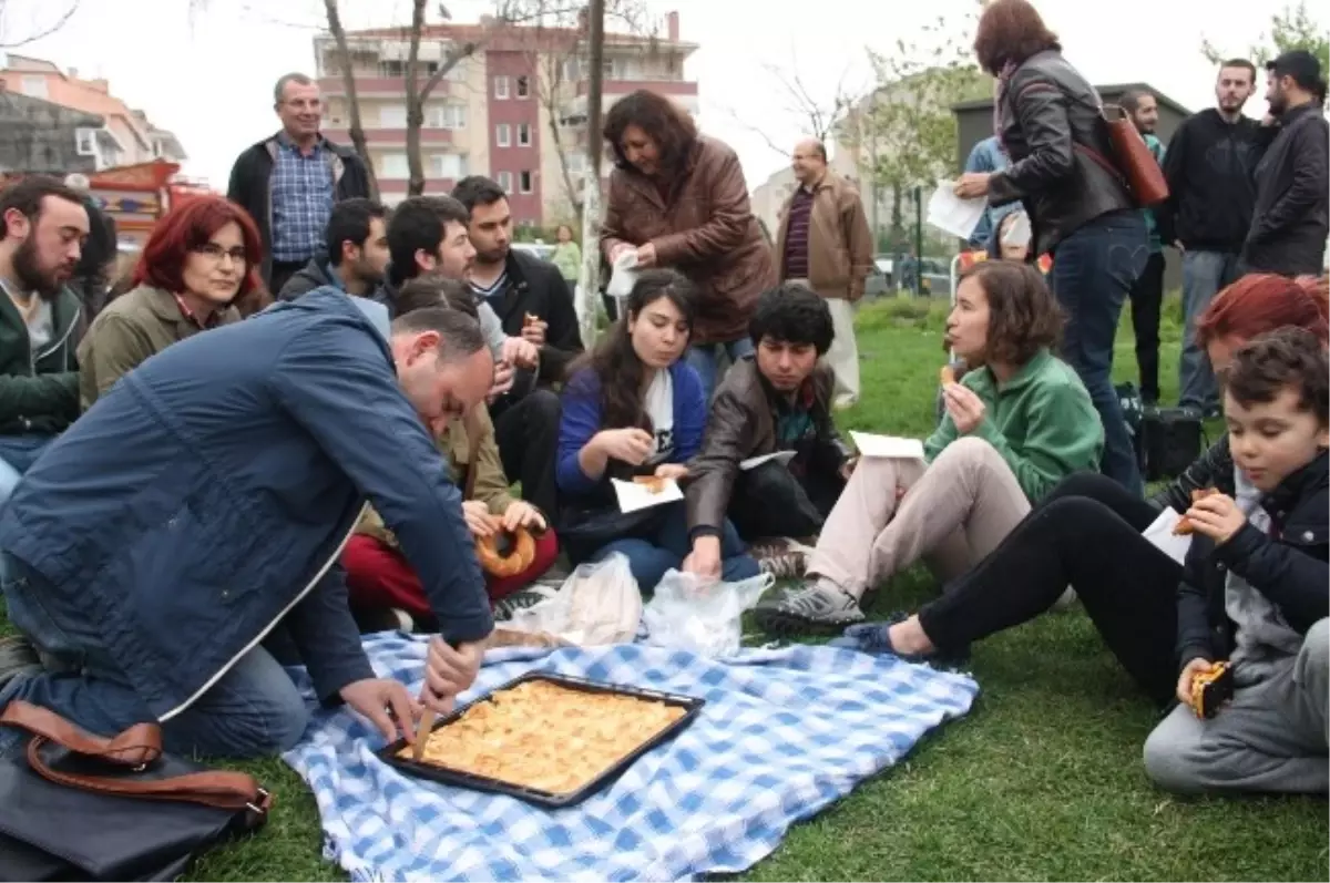 Kıymet Teyze\'nin Yeşil Alanı Piknik Meskeni Oldu