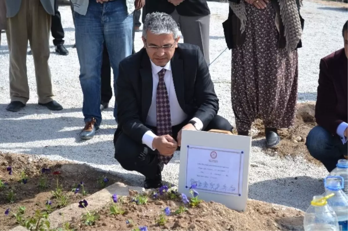 Yeni Başkan, Mazbatasını Babasının Mezarına Götürdü