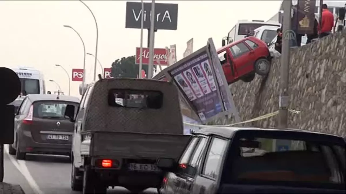 Otomobilini yanlış vitese alınca istinat duvarına asılı kaldı -