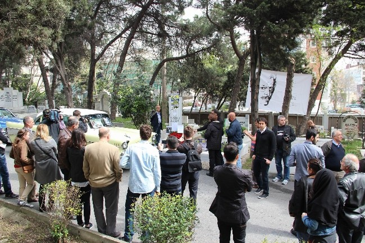 Sadri Alışık\'a Mezarı Başında Klasik Otomobil Sürprizi