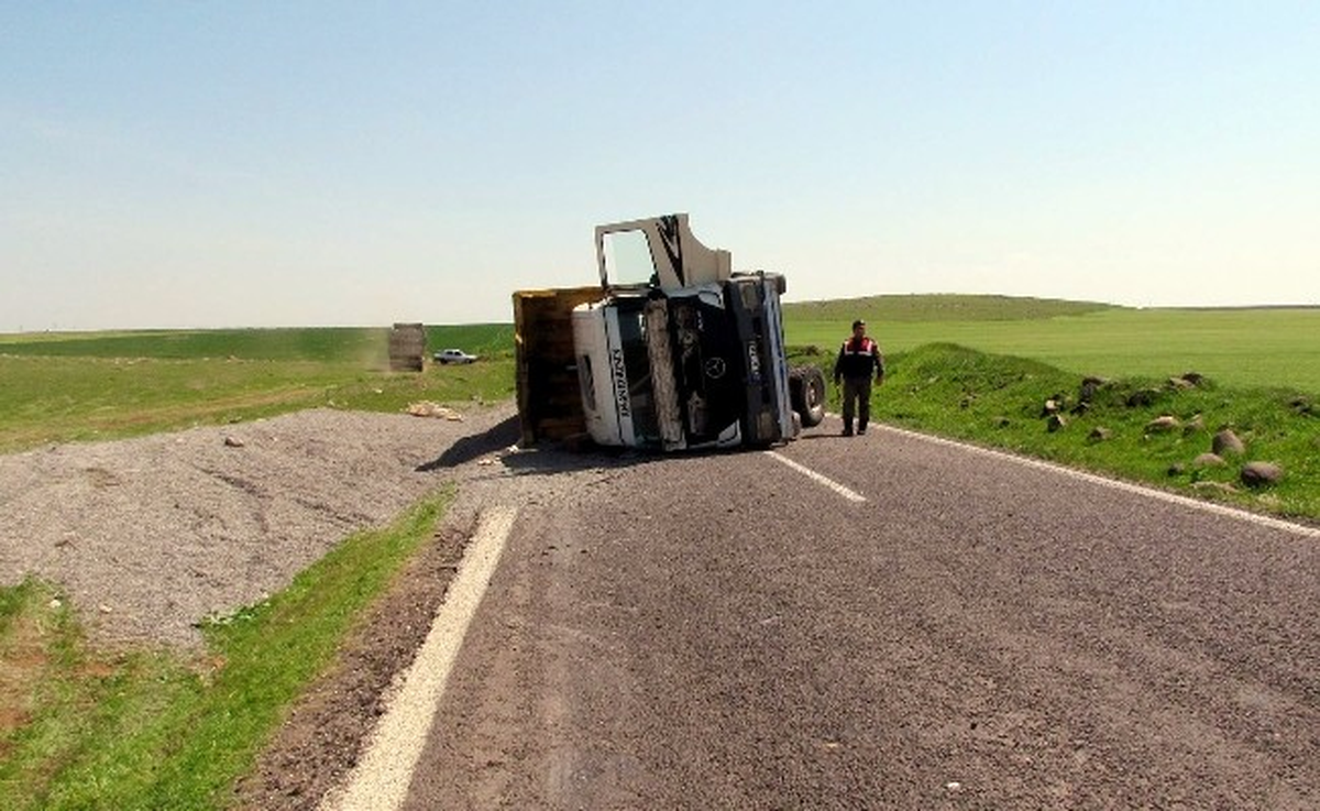 Siverek\'te Çakıl Yüklü Kamyon Devrildi: 2 Yaralı