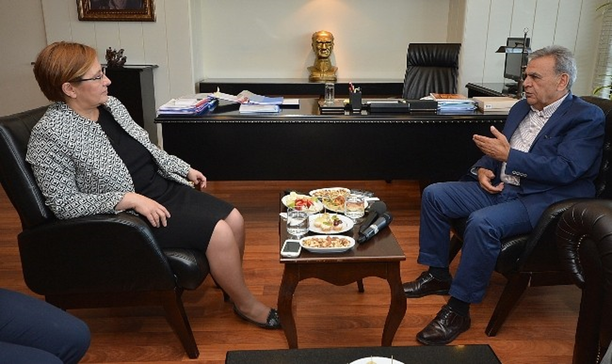 Tebrik Turuna Başlayan Başkan Kocaoğlu\'nun Sabah Programının Son Durağı Konak Belediyesi Oldu