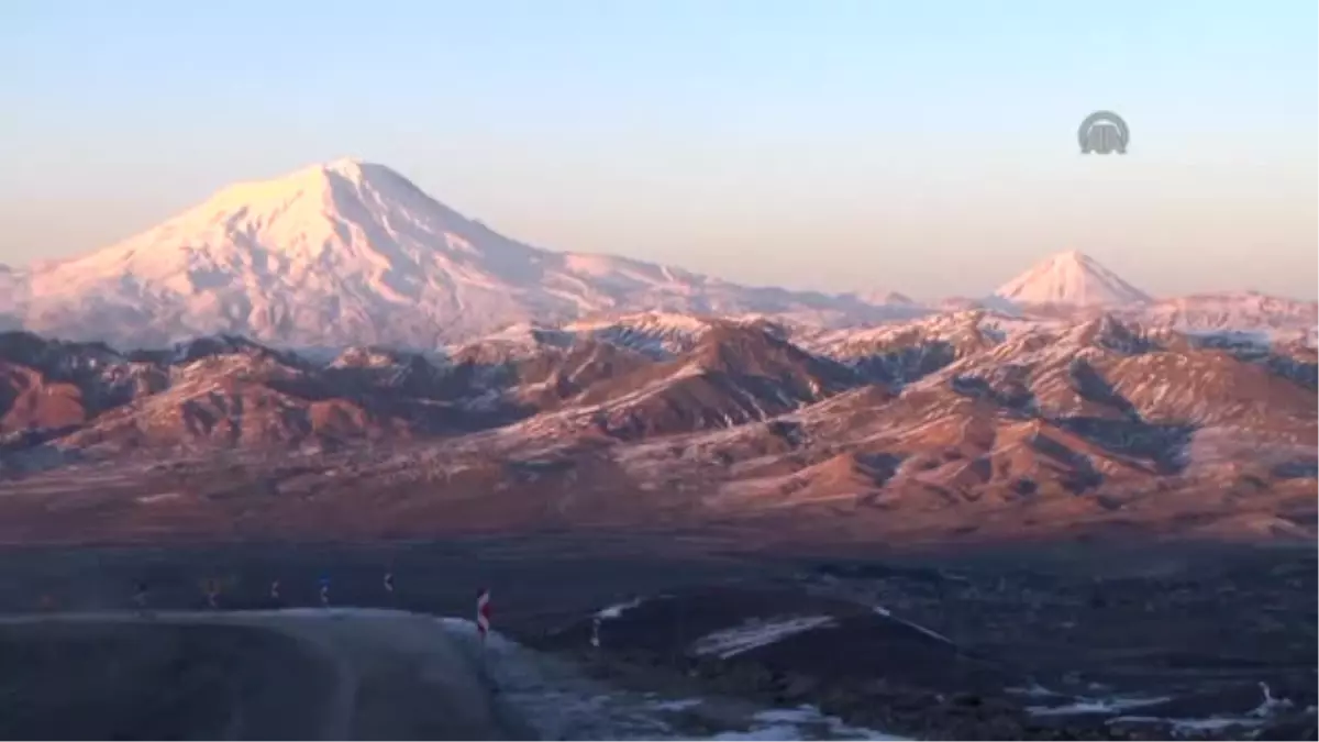 Tendürek Dağı\'nda Kar 3 Metreye Ulaştı