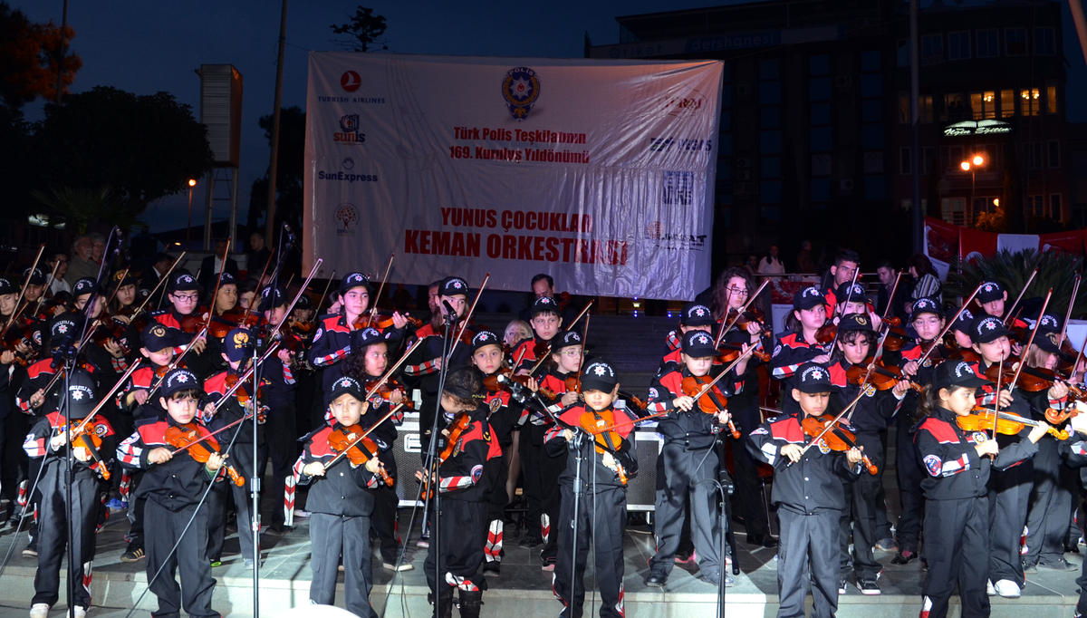 Yunus Çocukları Keman Orkestrası Antalya\'da Konser Verdi