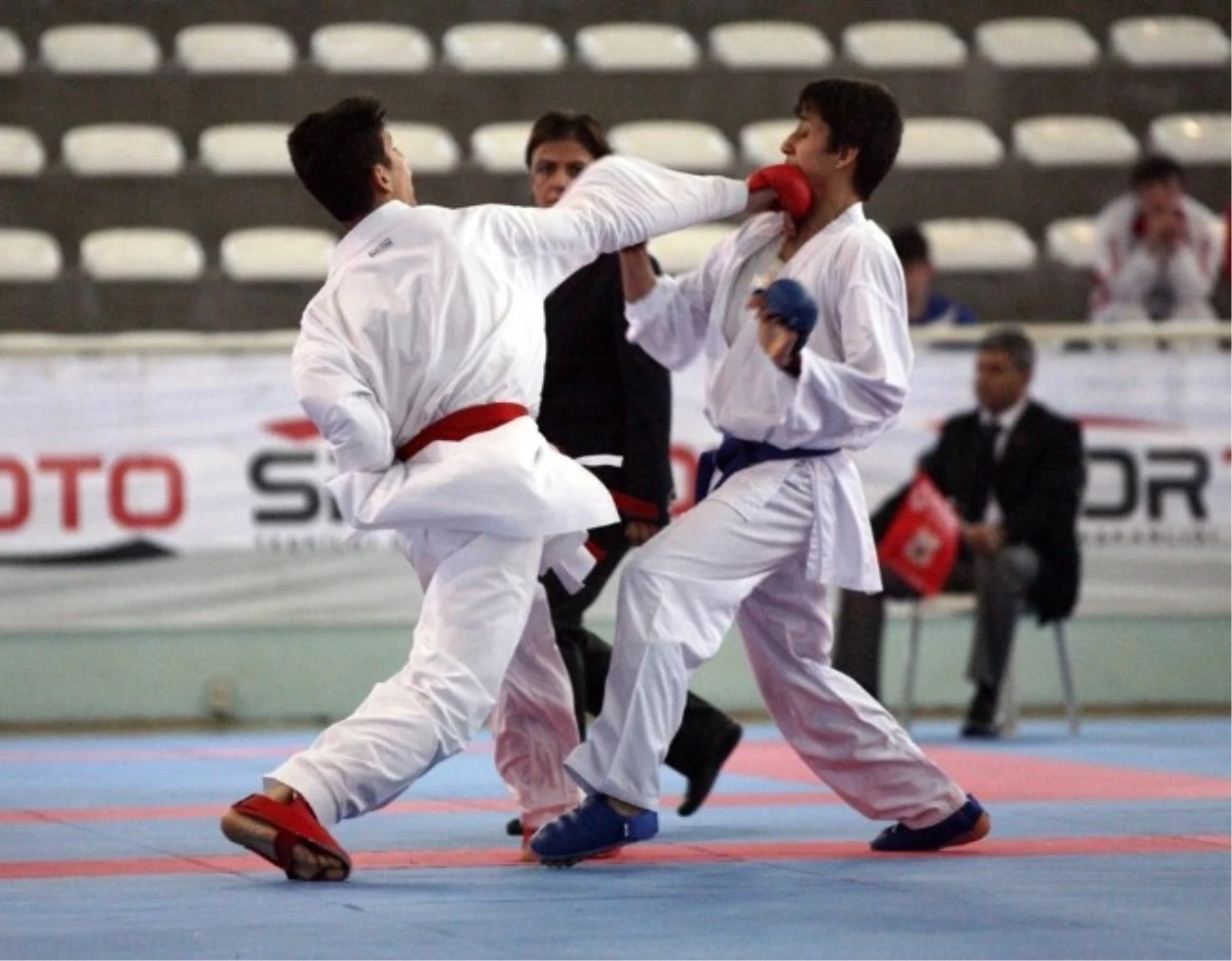 Ümit ve Genç Karatecilerden 17 Altın Madalya