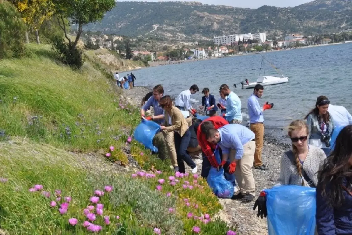 Üniversiteliler Foça Kıyılarını Temizledi