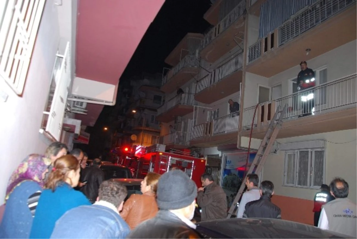 Yangın Çıkan Evde Yaşayanlar Ulaşılamayınca Mahalle Sakinleri Büyük Korku Yaşadı