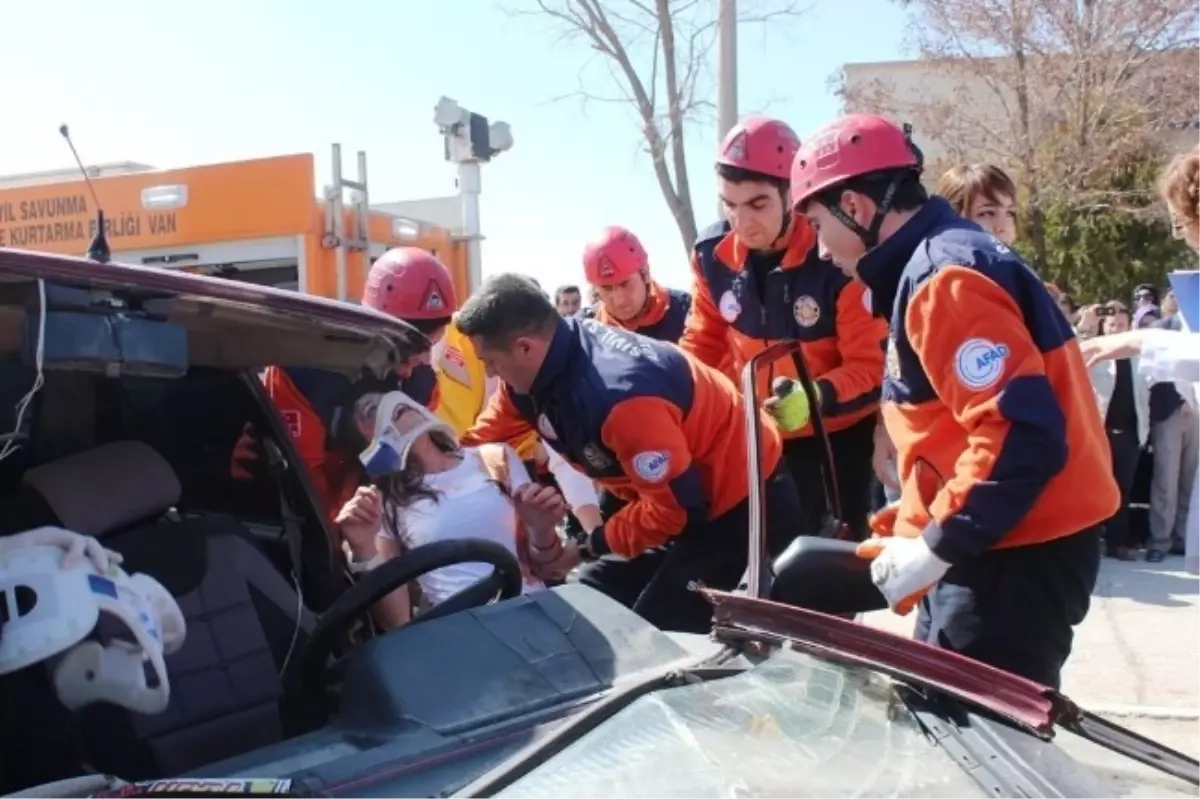 Yyü\'de Yapılan Deprem Tatbikatı Gerçeği Aratmadı